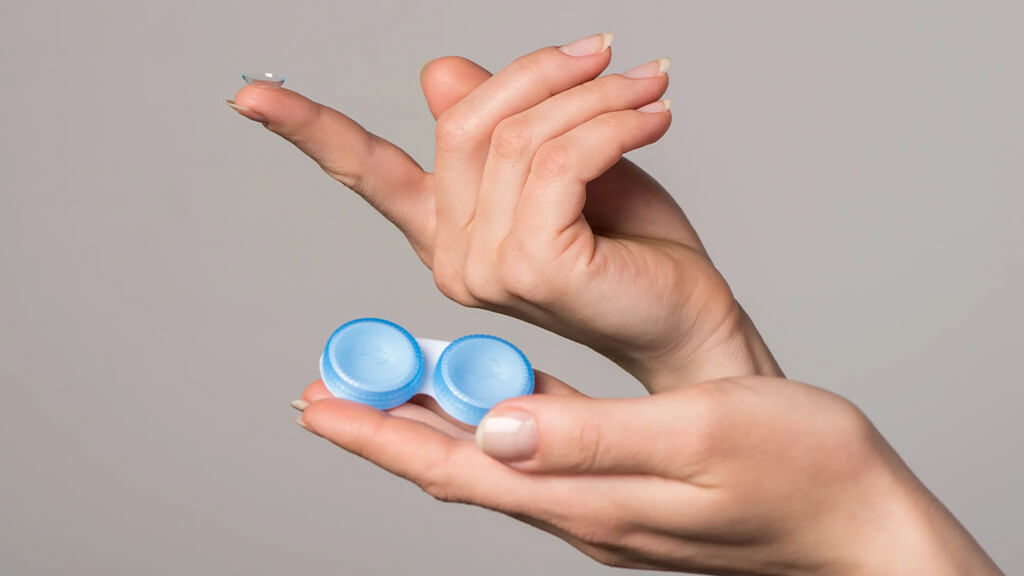Contact lens with contact lens case